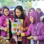 Bersama Menteri Pemberdayaan Perempuan, dalam  Bazar Produk UMKM